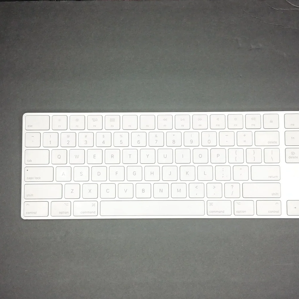Apple Magic Keyboard Numeric Keypad Unisex OS Silver A1843 Wireless Bluetooth - Picture 2 of 9